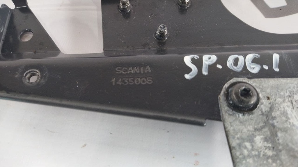 левый кронштейн панели разъемов б/у - 2